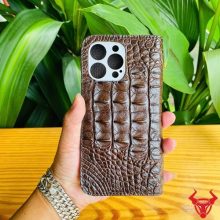 Bao da điện thoại iPhone 15 Pro Max da cá sấu nâu đất sang trọng.
