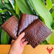 Ví đứng 2 mặt da cá sấu bụng VLA8 nâu cao cấp, vừa tay và thanh lịch.