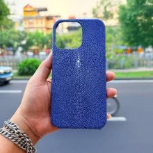 Ốp lưng da cá đuối ngọc EXEAE1 màu xanh dương lấp lánh cho iPhone 15 Pro Max.