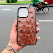 Ốp lưng da cá sấu vân bụng EXEA8 cho iPhone 15 Pro Max màu nâu.