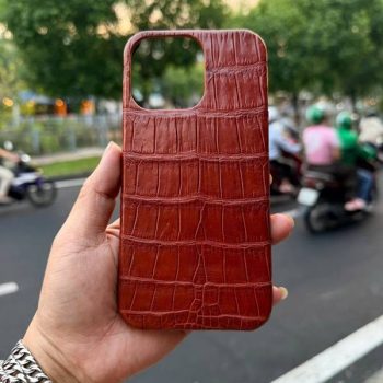 Ốp Lưng Da Bụng Cá Sấu Iphone 15 Pro Max Full Viền EXEAA8 Màu Nâu Đỏ