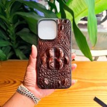 Ốp lưng da cá sấu gù ngược iPhone 14 Pro Max màu nâu đất cao cấp