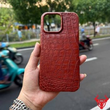 Ốp Lưng iPhone 16 Pro Max Da Bụng Cá Sấu Full Viền EBBA8 Nâu Đỏ Nổi Bật