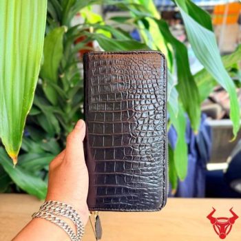 Ví Cầm Tay 1 Ngăn Lớn Da Bụng Cá Sấu BUA8 Màu Đen