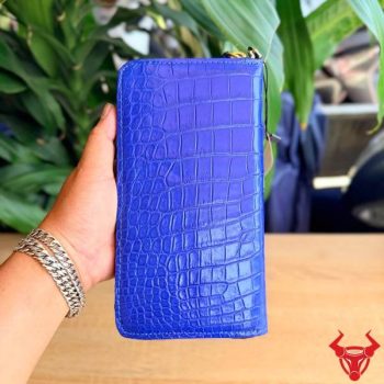 Ví Cầm Tay 1 Ngăn Lớn Da Bụng Cá Sấu BUA8 Màu Xanh Dương