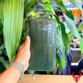 Ví Cầm Tay 1 Ngăn Lớn Da Bụng Cá Sấu BUA8 Màu Xanh Lá