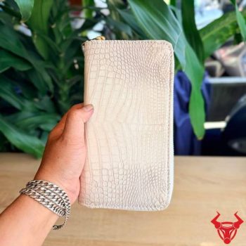 Ví Cầm Tay 1 Ngăn Lớn Da Bụng Cá Sấu BUA8 Màu Bạch Tạng