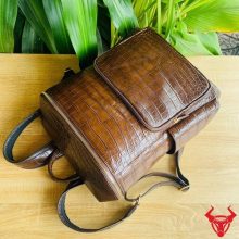 Balo du lịch da cá sấu bụng DLAA8 màu nâu đất cao cấp.