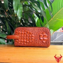 Clutch hộp da gù lưng cá sấu CGA4 màu nâu đỏ sang trọng.