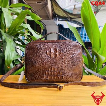 Túi Xách Golf Size Lớn 2 Ngăn Kéo Da Cá Sấu Gù CQA4 Màu Nâu Đất