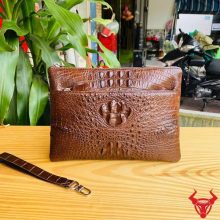 Clutch cầm tay da cá sấu CBDA4 màu nâu đất thiết kế hiện đại.