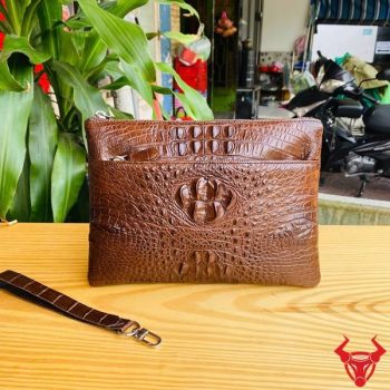 Clutch Cầm Tay Nhiều Ngăn Tiện Dụng Da Cá Sấu Gù Màu Nâu Đất CBDA4