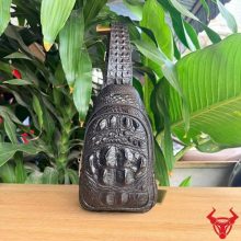 Túi đeo chéo da cá sấu gù TFA4 nhỏ gọn màu đen.
