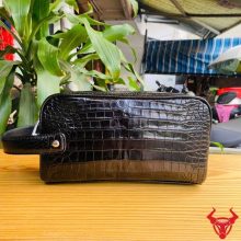 Túi Clutch xách tay da bụng cá sấu CGA8 màu đen cao cấp với 2 ngăn khóa kéo.