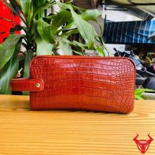 Túi Clutch xách tay da bụng cá sấu CGA8 màu đỏ cao cấp với hai ngăn khóa kéo.