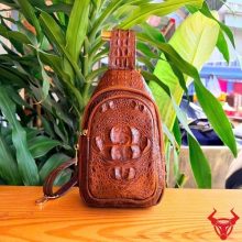 Túi đeo chéo nam da cá sấu gù TFA4 thời trang màu nâu đất.