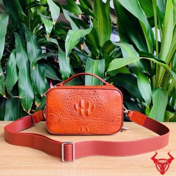 Túi Clutch Golf Xách Tay 2 Ngăn Da Gù Cá Sấu CJA4 Màu Nâu Đỏ