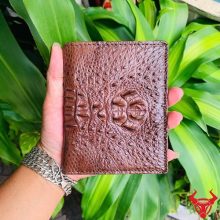 Ví Nam Form Đứng Da Cá Sấu Nguyên Con Nhỏ VJA7 màu nâu đỏ với thiết kế lịch lãm và vân da nguyên bản.