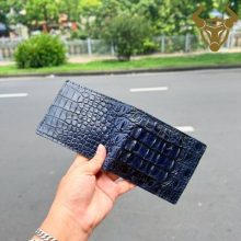 Mẫu ví nam ngắn da cá sấu VBA3 màu xanh navy với thiết kế nửa gai thời trang và bền đẹp.