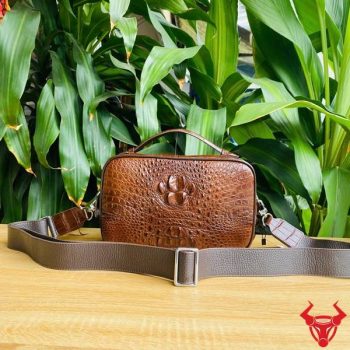 Túi Clutch Golf Xách Tay 2 Ngăn Da Gù Cá Sấu CJA4 Màu Nâu Đất