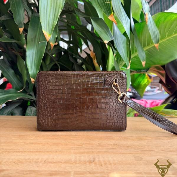 Clutch nam CKCA8 da bụng cá sấu màu nâu đẳng cấp