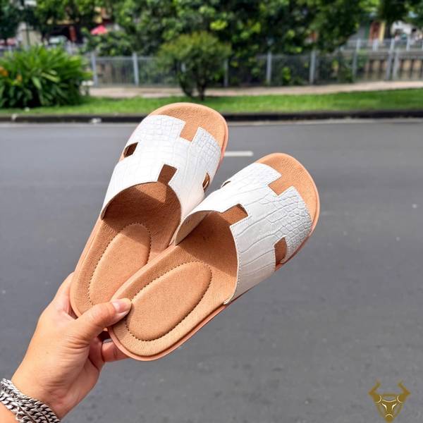 Dép Nam Da Cá Sấu Chữ H DJA8-A Phong Cách Trẻ Trung Dép nam da cá sấu chữ H DJA8-A đế Vibram trẻ trung sang trọng