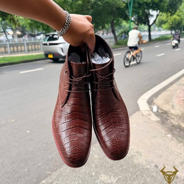 Boot Chukka nam GJBA8 da cá sấu nâu trầm