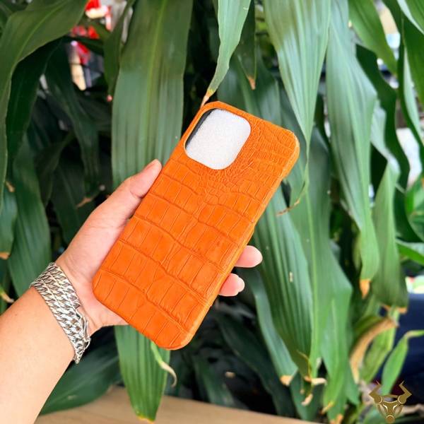 Ốp lưng iPhone 15 Pro Max da bụng cá sấu full viền màu cam EXEAA8