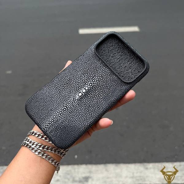 Ốp lưng iPhone 17 Pro Max bọc da cá đuối full viền màu đen ELAA17