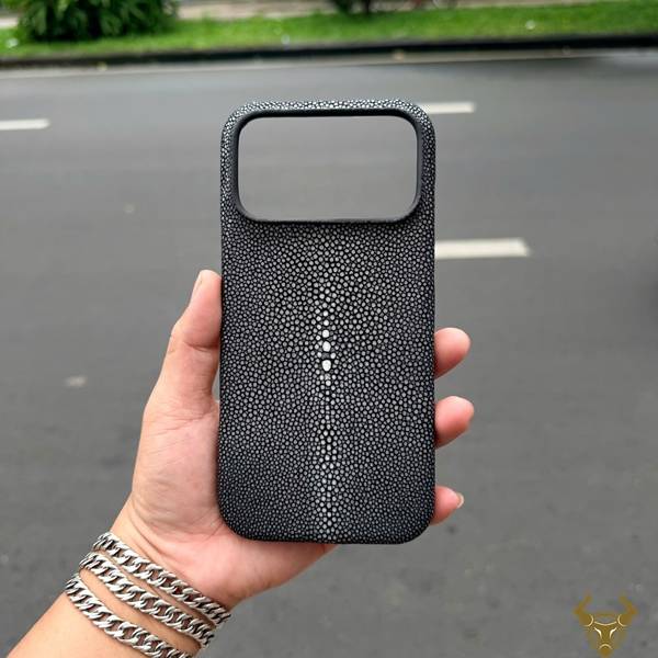 Ốp lưng iPhone 17 Pro Max ELAA17 da cá đuối cao cấp màu đen
