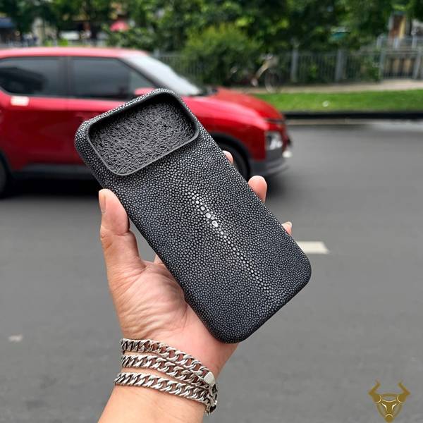 Ốp iPhone 17 Pro Max ELAA17 kiểu 2 bọc da cá đuối có chất riêng