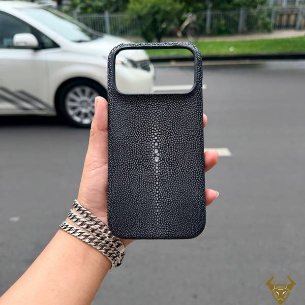 Ốp lưng iPhone 17 Pro Max bọc da cá đuối full viền màu đen kiểu 2 ELAA17
