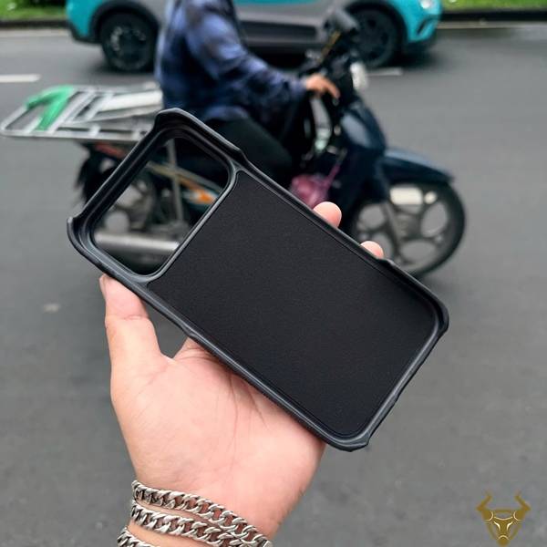 Ốp lưng iPhone 17 Pro Max bọc da cá đuối ELAA17 kiểu 2 màu đen