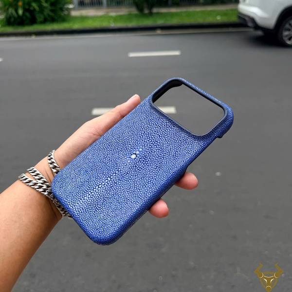 Ốp lưng iPhone 17 Pro Max bọc da cá đuối full viền màu xanh dương ELAA17