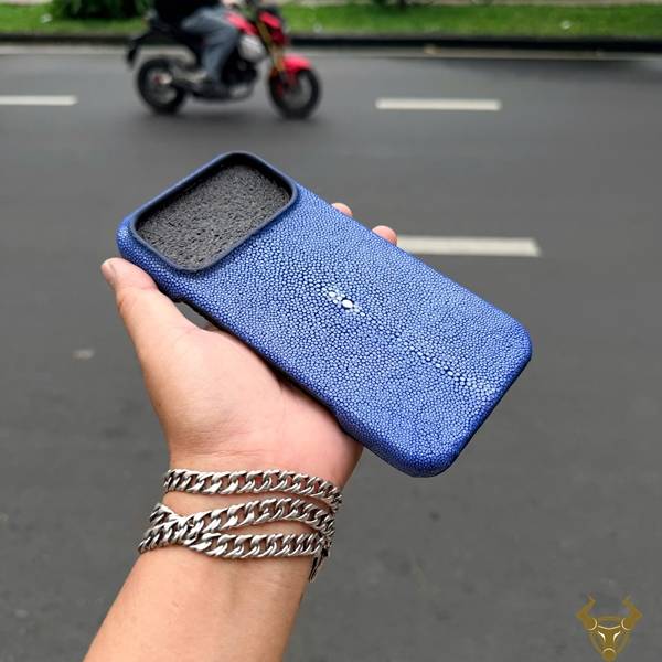 Ốp lưng iPhone 17 Pro Max da cá đuối full viền màu xanh dương phong cách