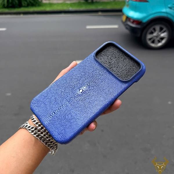 Ốp lưng iPhone 17 Pro Max bọc da cá đuối full viền màu xanh dương ELAA17