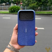 Ốp iPhone 17 Pro Max ELAA17 bọc da cá đuối xanh dương có chất riêng