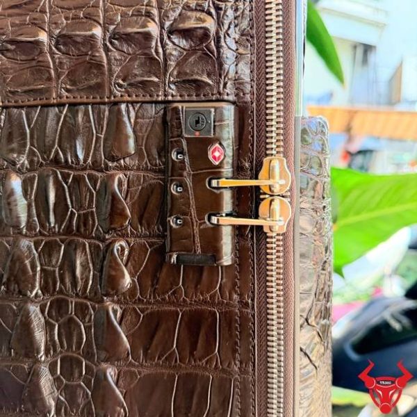 Vali Du Lịch Da Cá Sấu Gù Size 50 Cao Cấp Khác Biệt Vali du lịch da cá sấu gù cao cấp Size 50 phong cách đẳng cấp