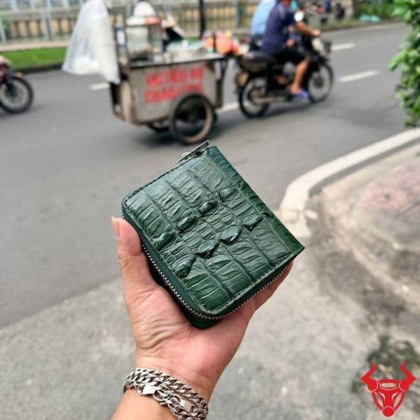 Ví Nữ Cầm Tay Dáng Đứng Da Cá Sấu Gai Lưng Xanh Lá VRBA1 Ví nữ cầm tay dáng đứng da cá sấu gai lưng màu xanh lá VRBA1 cao cấp