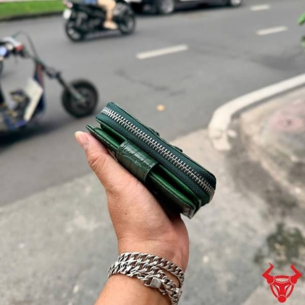 Ví Cầm Tay Nữ Da Cá Sấu Gai Lưng VRBA1 Màu Xanh Lá Ví nữ VRBA1 dáng đứng da cá sấu gai lưng xanh lá tiện dụng