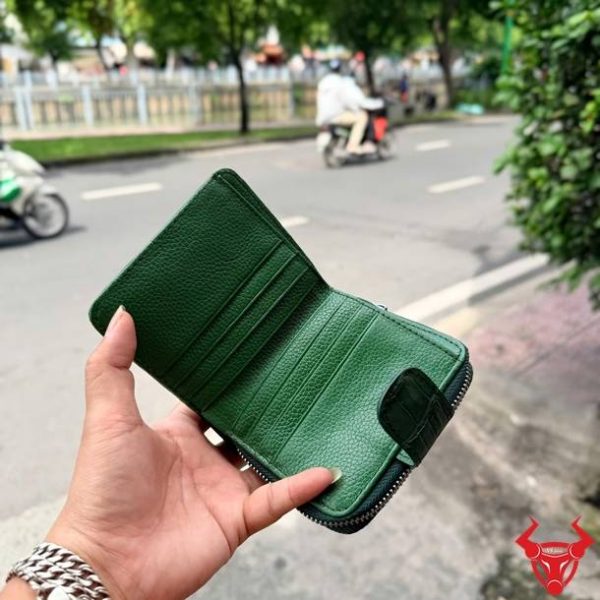 Ví Nữ Da Cá Sấu Gai Lưng Dáng Đứng VRBA1 Xanh Lá Cao Cấp Ví nữ cầm tay da cá sấu gai lưng xanh lá VRBA1 thời trang