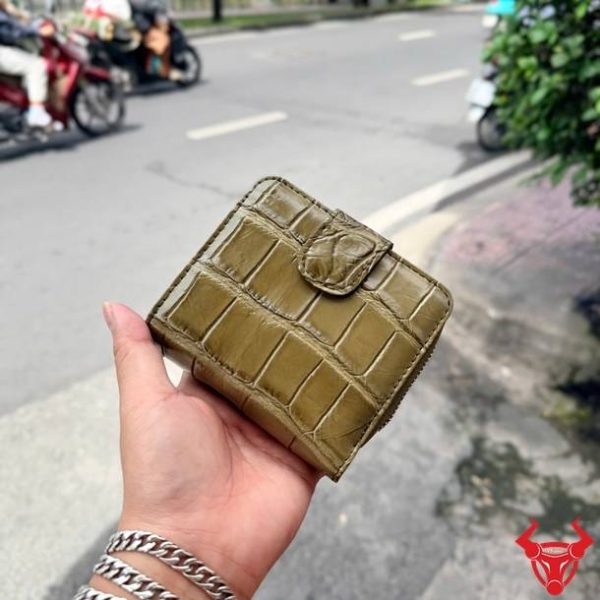 Ví nữ da cá sấu dáng đứng VRBA8 màu xanh rêu sang trọng