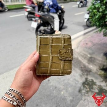 Ví Cầm Tay Da Cá Sấu Nữ VRBA8 Màu Xanh Rêu – Phong Cách Cá Tính
