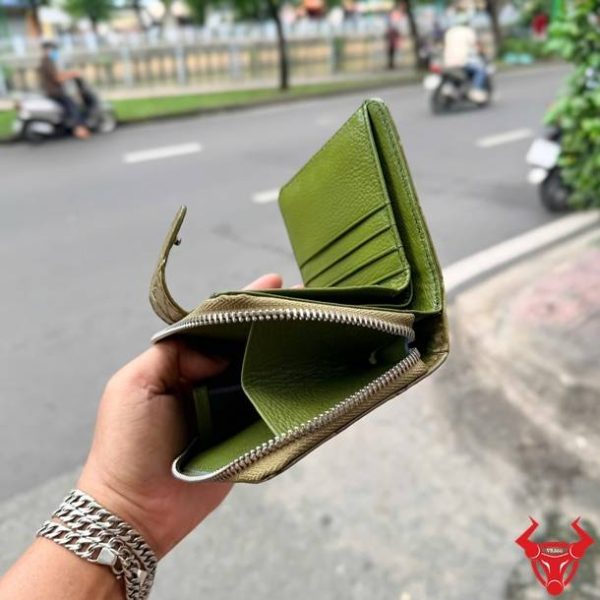 Ví cầm tay da cá sấu nữ VRBA8 màu xanh rêu cá tính